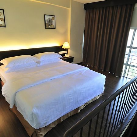 Ernes Hotel Perai Bagian luar foto